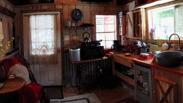 Kjøleskap, mikrobølgeovn, kokeplater og kaffetrakter/tekoker