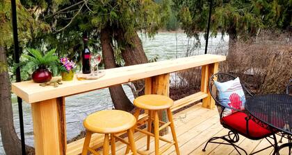 Rustic Bunkhouse on the Kootenai River