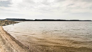 Una spiaggia con acqua cristallina e un litorale roccioso.