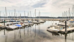 Una marina con diverse imbarcazioni ormeggiate a moli di legno.