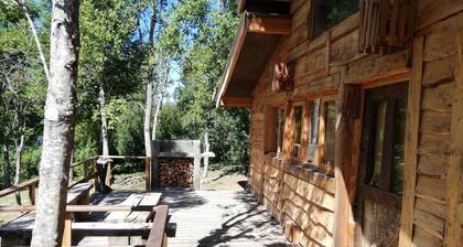 Merveilleuse 2 cabane rustique, avec des troncs indigĂšnes, avec la banque de la riviĂšre Trancura
