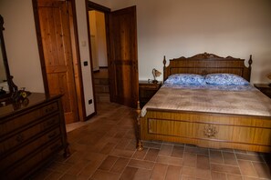 5 bedrooms, iron/ironing board, free WiFi, bed sheets