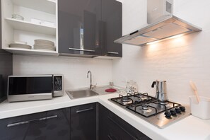 Kühlschrank, Mikrowelle, Ofen, Herdplatte