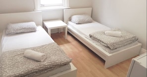 Standard Twin Room, Shared Bathroom | Free WiFi, bed sheets - Ritz For Backpackers (St Kilda)