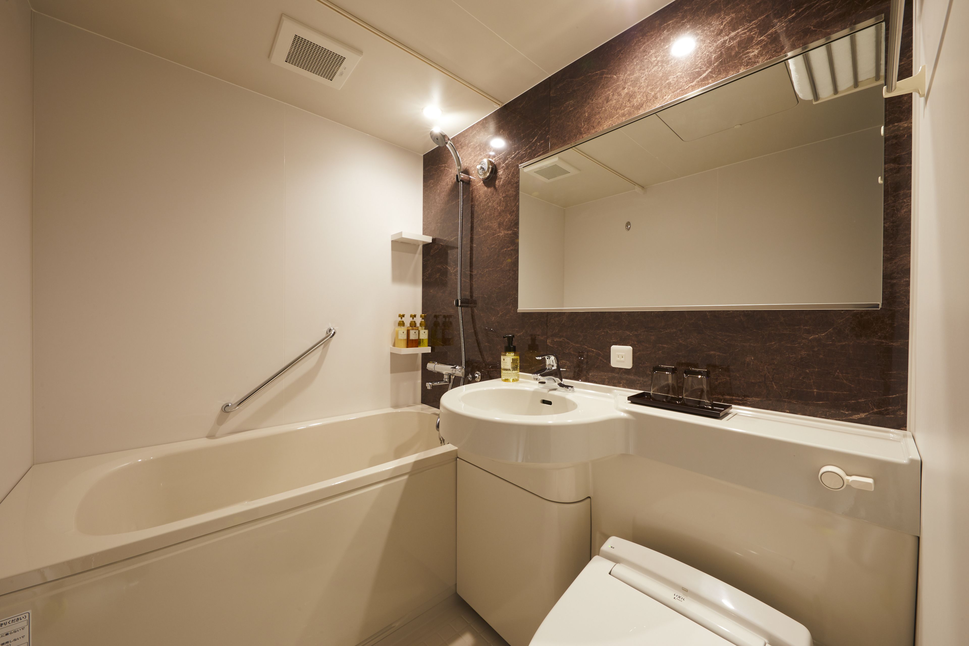 combined shower/bathtub, free toiletries, hair dryer, slippers