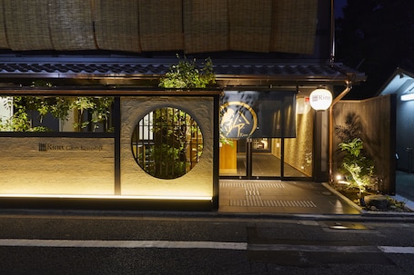 Front of property - evening/night. Rinn Gion Kenninji