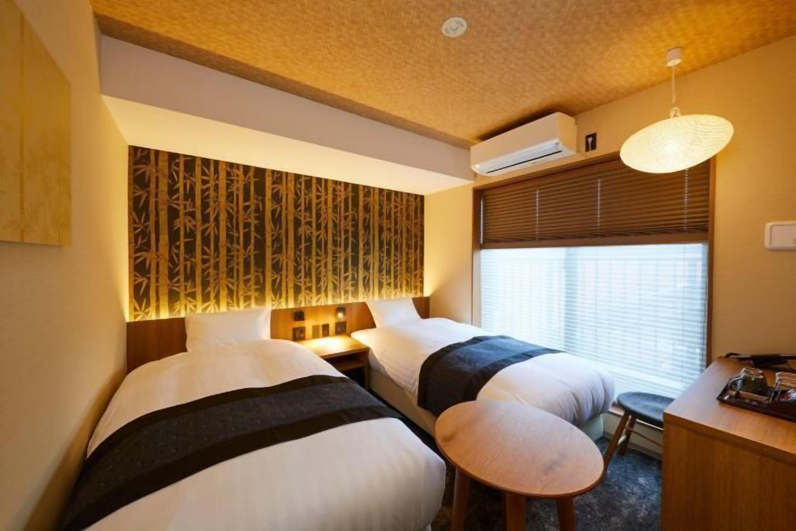 Zimmersafe, Schreibtisch, Verdunkelungsvorhänge, schallisolierte Zimmer