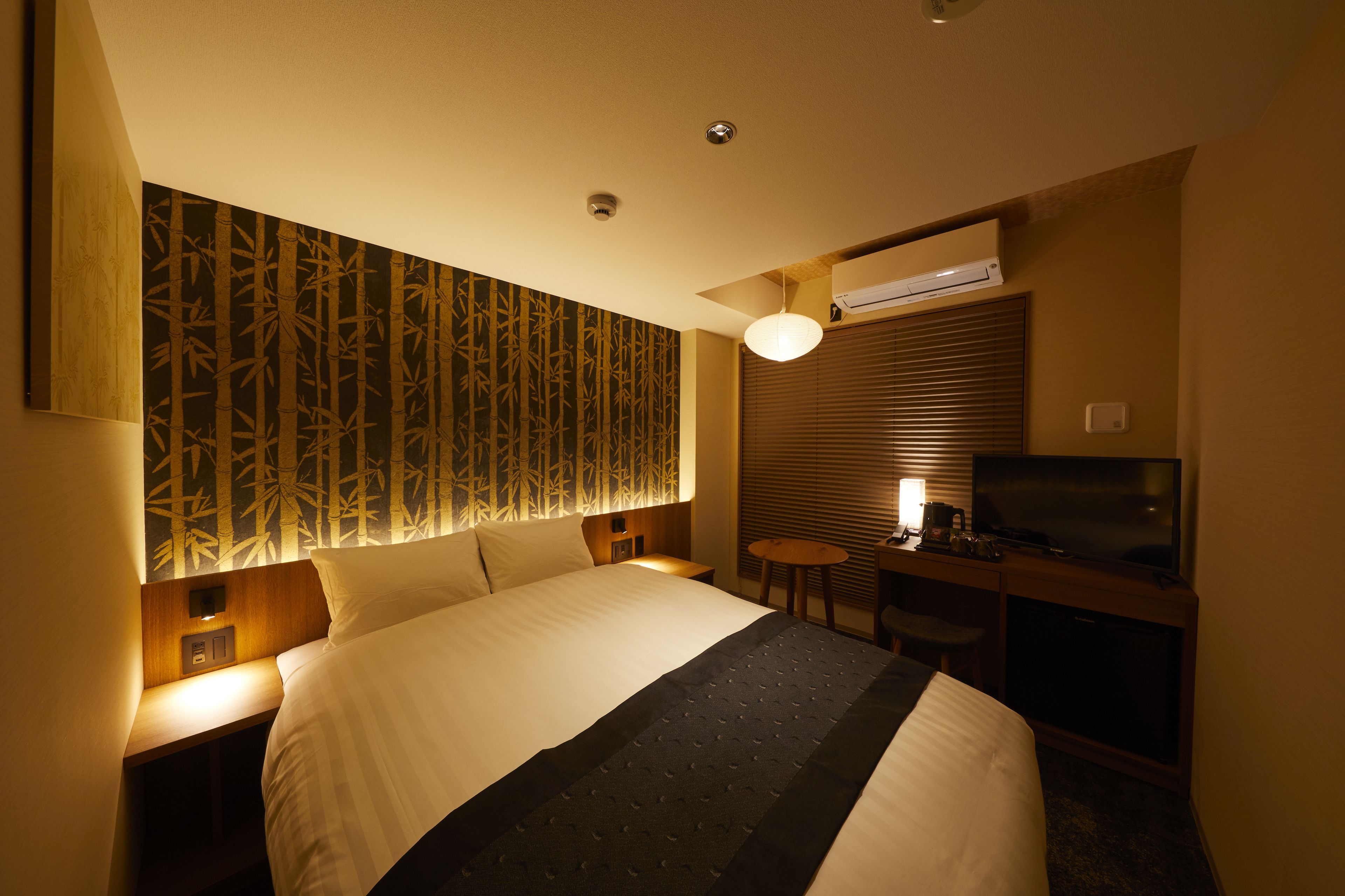 standard double room | in-room safe, desk, blackout curtains, soundproofing