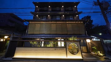 住宿正面 - 傍晚/夜晚
