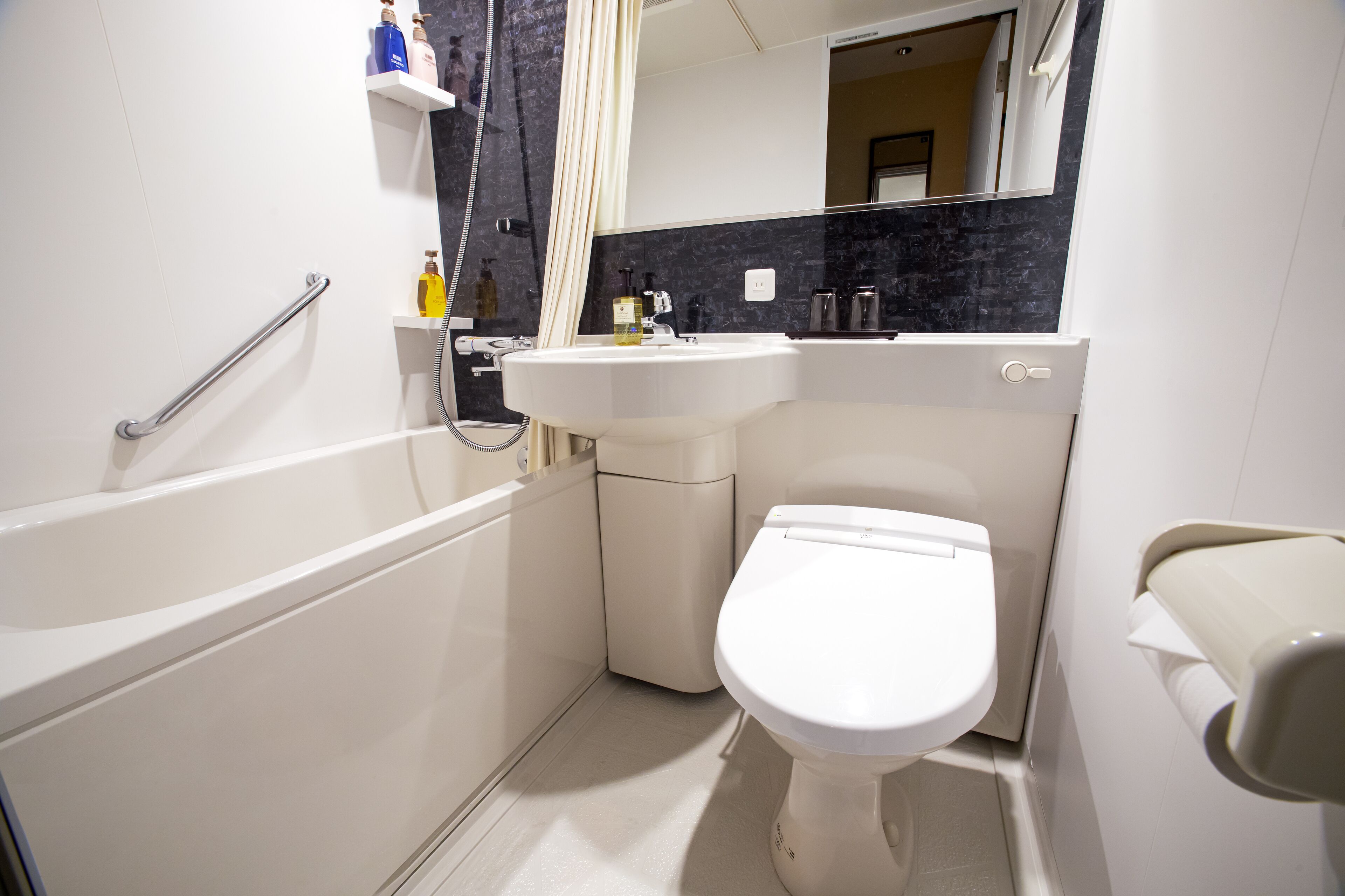 standard twin room | bathroom | combined shower/bathtub, free toiletries, hair dryer, slippers