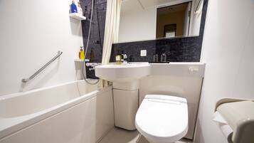 スタンダード ツインルーム | バスルーム | シャワー付き浴槽、バスアメニティ (無料)、ヘアドライヤー、スリッパ