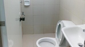 Shared Dormitory, Mixed Dorm (6 Beds) | Bathroom | Shower - Anika's Stay Over - Hostel (Manila)