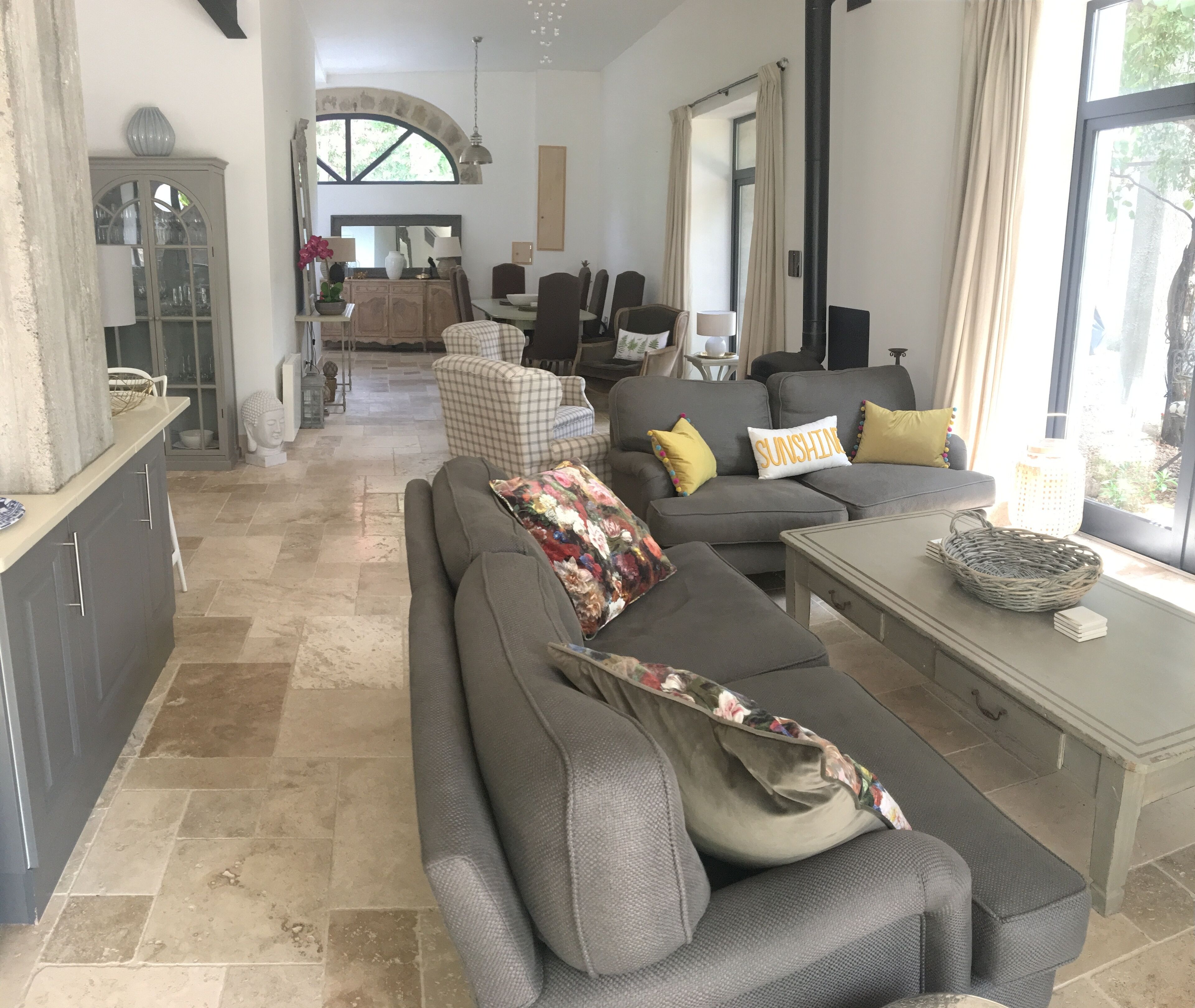 Smart-tv, een open haard, een tafeltennistafel en boeken