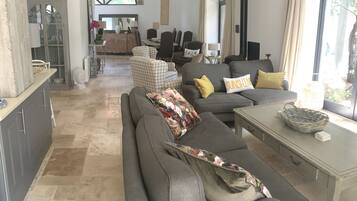 TV connectée, cheminée, table de tennis de table, livres