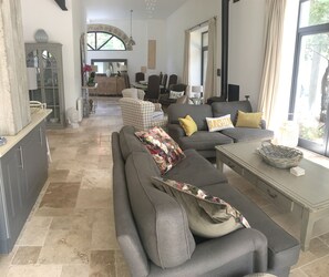 TV connectée, cheminée, table de tennis de table, livres