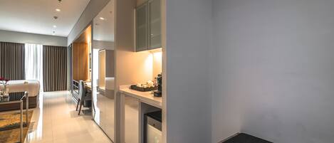 Une chambre d’hôtel moderne équipée d’un lit, d’un bureau et d’un coin salon.