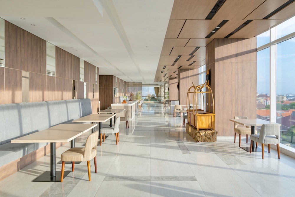Oakwood Hotel & Residence Surabaya photo 8