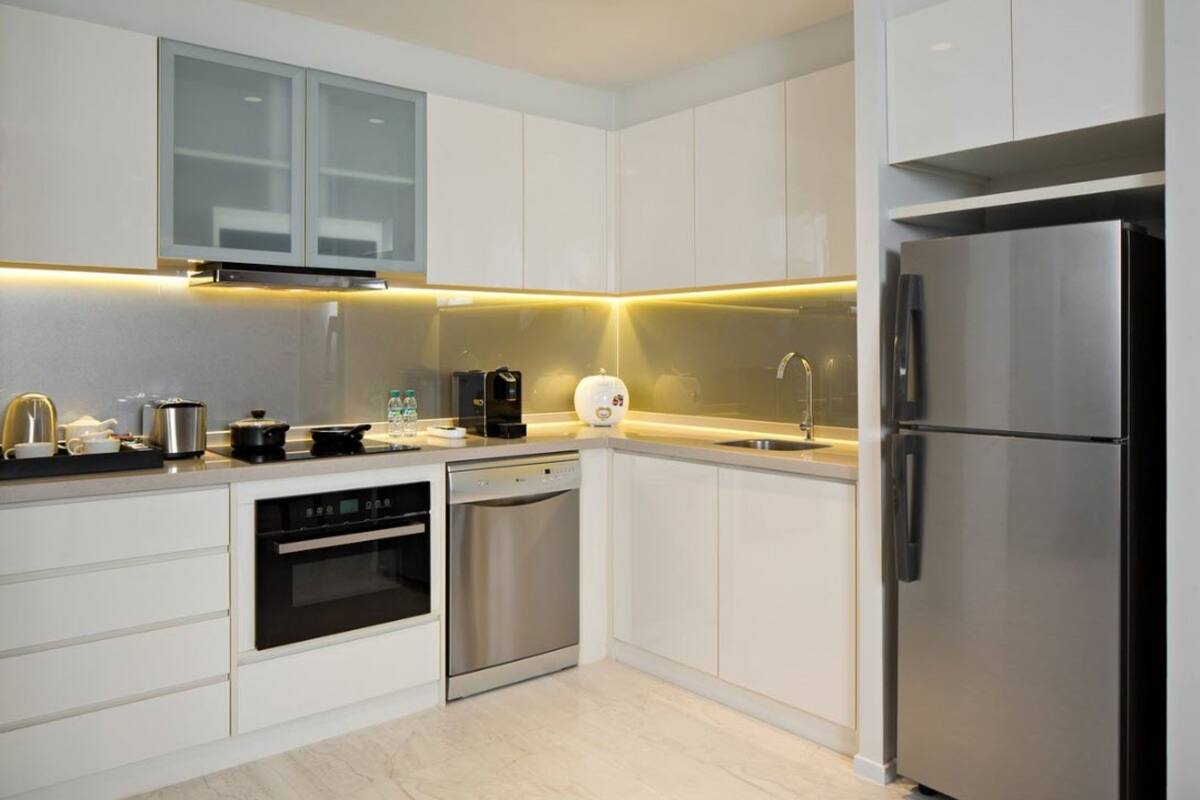 coffee/tea maker, electric kettle, paper towels