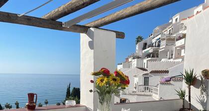 Beautiful apartment with aircon, large terrace, stunning sea views, shared pool