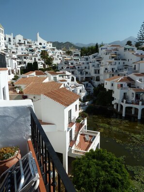 Property grounds - Beautiful apartment with aircon, large terrace, stunning sea views, shared pool (Nerja)