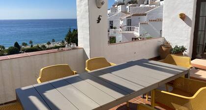Beautiful apartment with aircon, large terrace, stunning sea views, shared pool