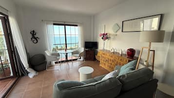 TV connectée, lecteur de DVD, livres, chaßne hi-fi