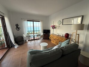 Smart TV, DVD player, books, stereo