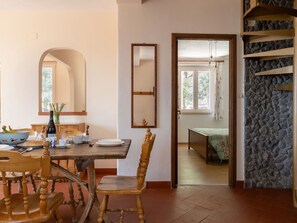 4 habitaciones, tabla de planchar con plancha y cuna de viaje