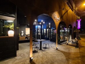 施設の正面 (日没後)