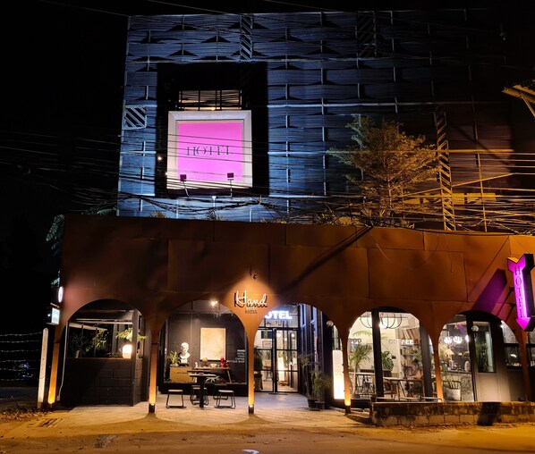 施設の正面 (日没後)