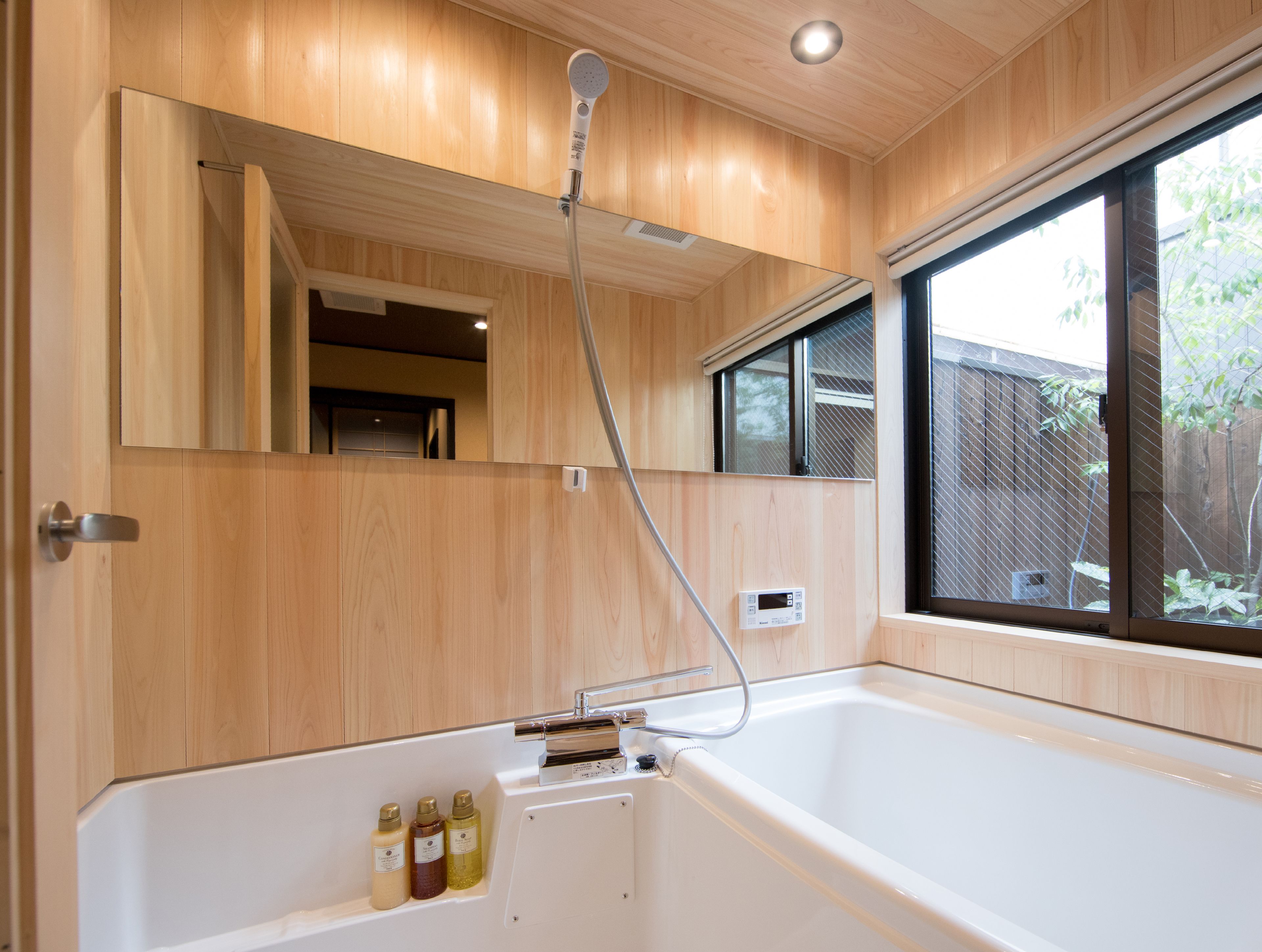 Separate bathtub and shower, deep-soaking bathtub, free toiletries