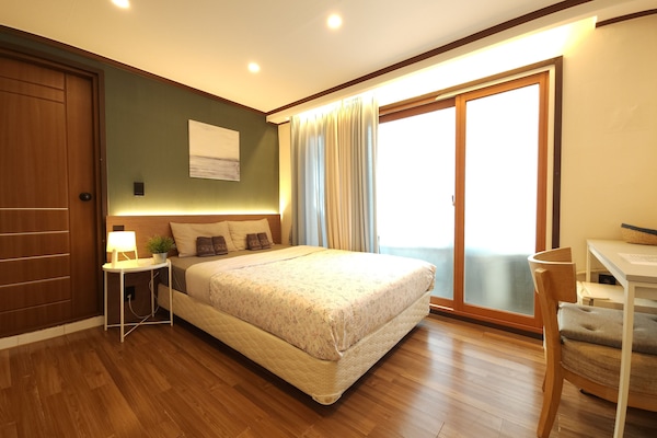 Escritorio, cortinas blackout y sistema de insonorización