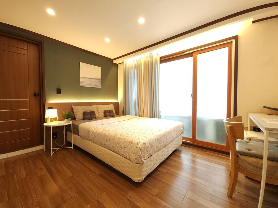 Kamar Double | Meja kerja, tirai kedap cahaya, kedap suara, dan setrika/meja setrika