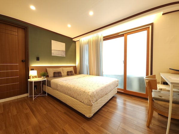 Kamar Double | Meja kerja, tirai kedap cahaya, kedap suara, dan setrika/meja setrika