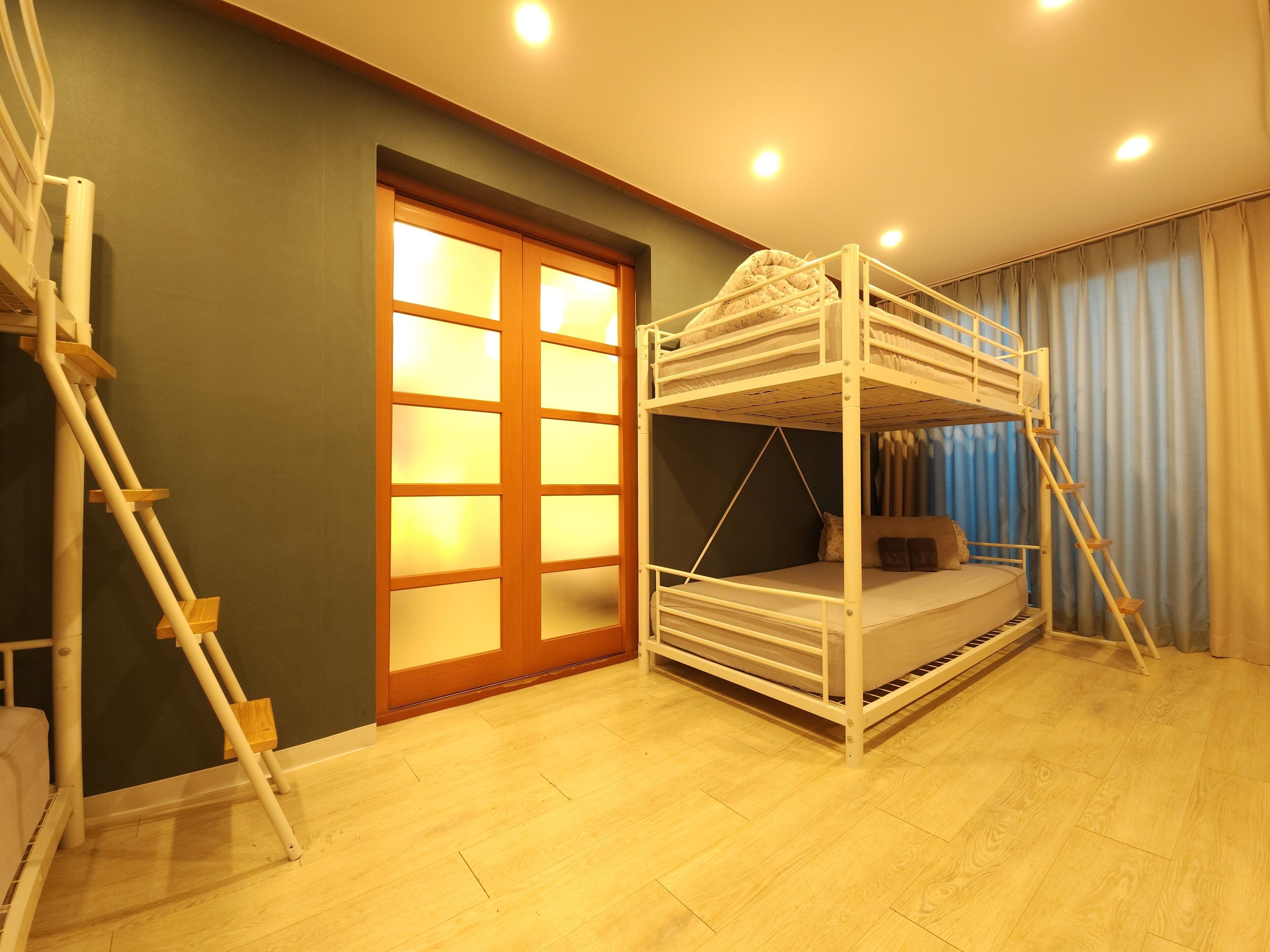 Family Room (8 persons)