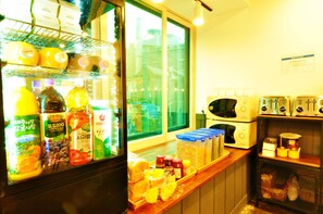 فطور قائم على الخدمة الذاتية مجانًا يوميًا