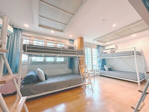 مكتب وستائر تعتيم وتجهيزات عازلة للصوت ومكواة/لوح كي