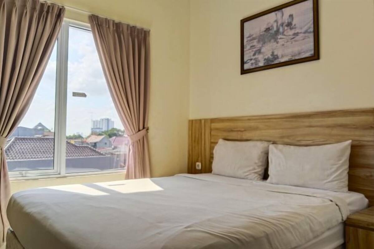 Escritorio, wifi gratis y ropa de cama