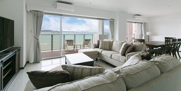 Escritorio, cortinas blackout y tabla de planchar con plancha 