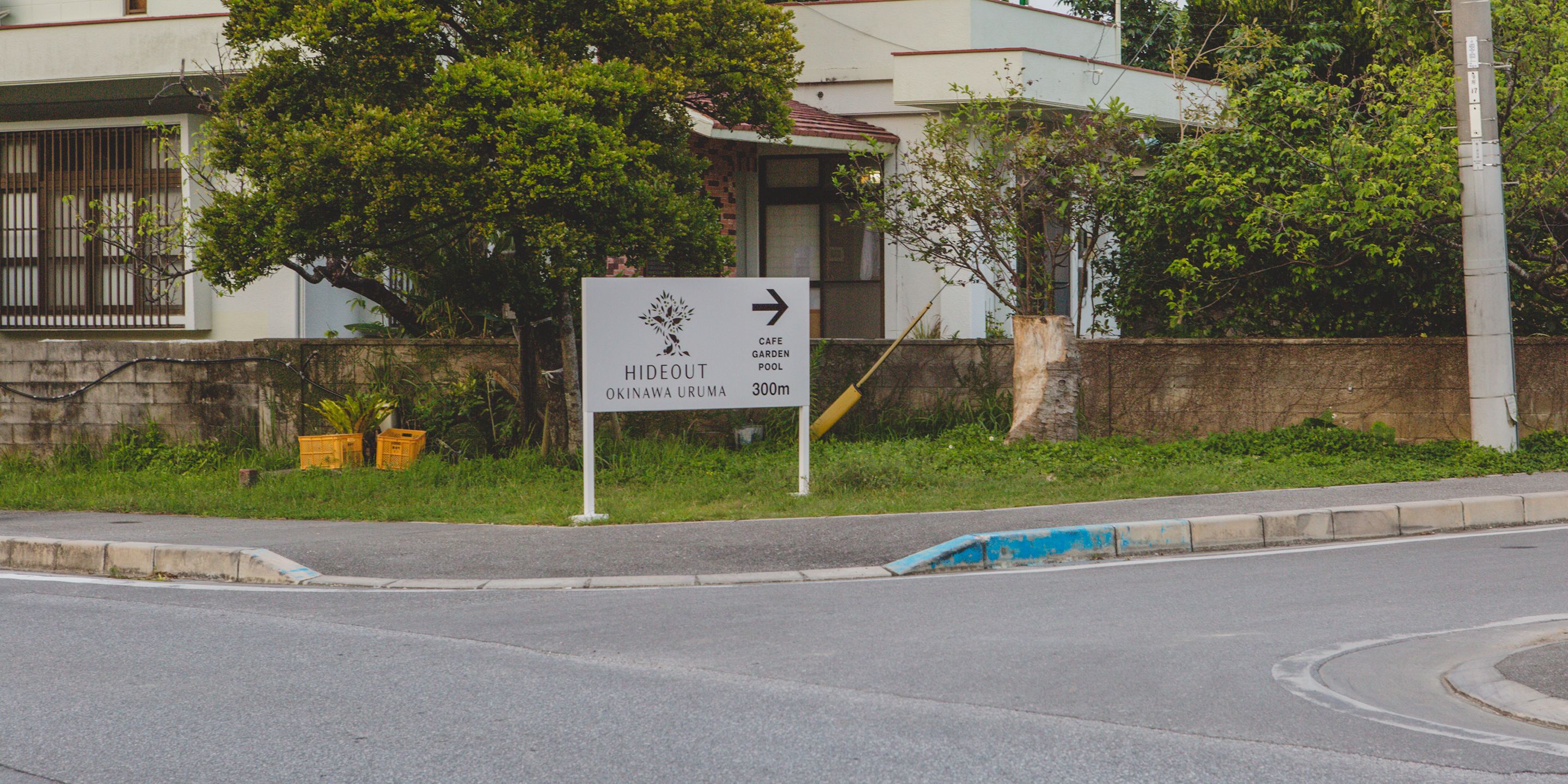 A sign for Hideout Café Garden, indicating a 300m distance.