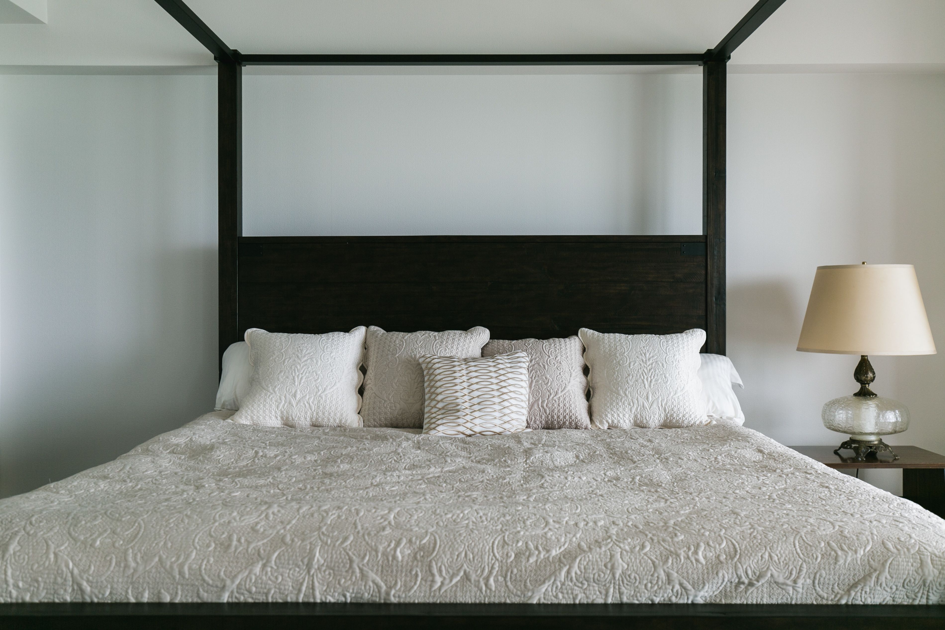 Escrivaninha, cortinas blackout, ferros/tábuas de passar roupa