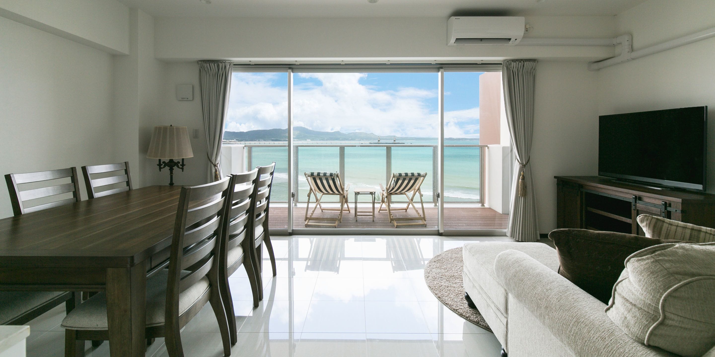 Escritorio, cortinas blackout y tabla de planchar con plancha 