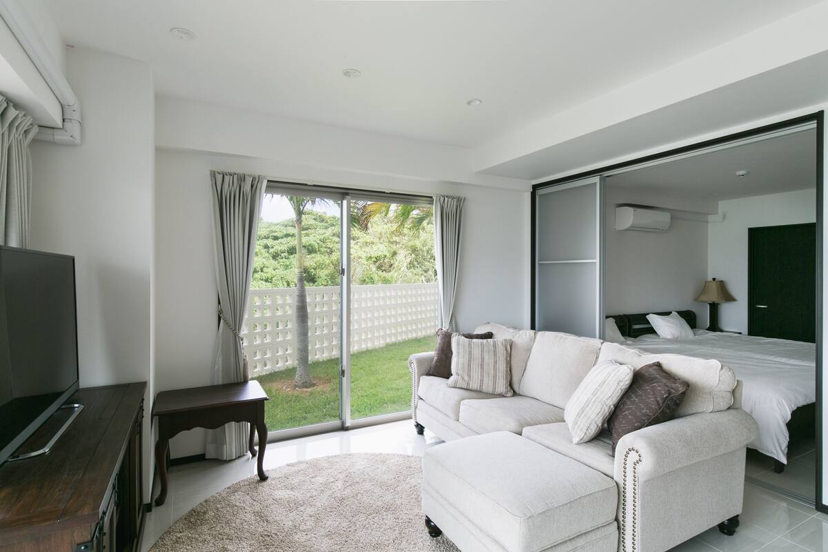 Suite (Private Garden) | Wohnzimmer | LCD-Fernseher, Netflix