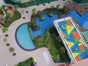 An aerial view of a hotel with a swimming pool, green spaces, and exercise equipment. - JW Midhill Genting Homestay (Genting Highlands)