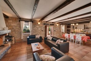 Smart TV, fireplace, DVD player, ping pong