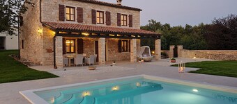 Secluded  Villa, large refreshing  pool, tranquility, family&pet friendly