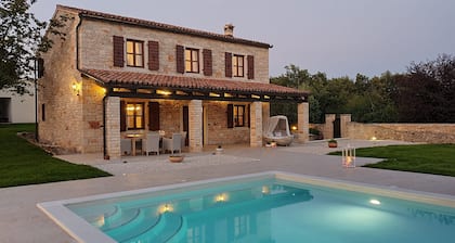 Secluded Villa, large refreshing pool, tranquility, family&pet friendly