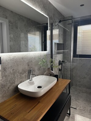 Baignoire, sĂšche-cheveux, bidet, serviettes fournies
