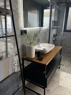 Baignoire, sĂšche-cheveux, bidet, serviettes fournies