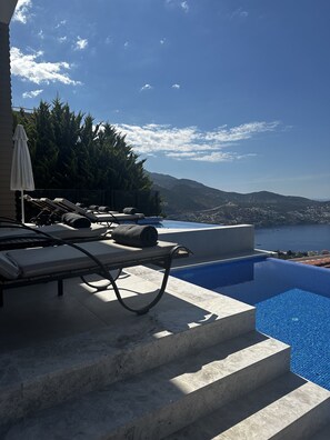 Infinity-Pool, beheizter Pool